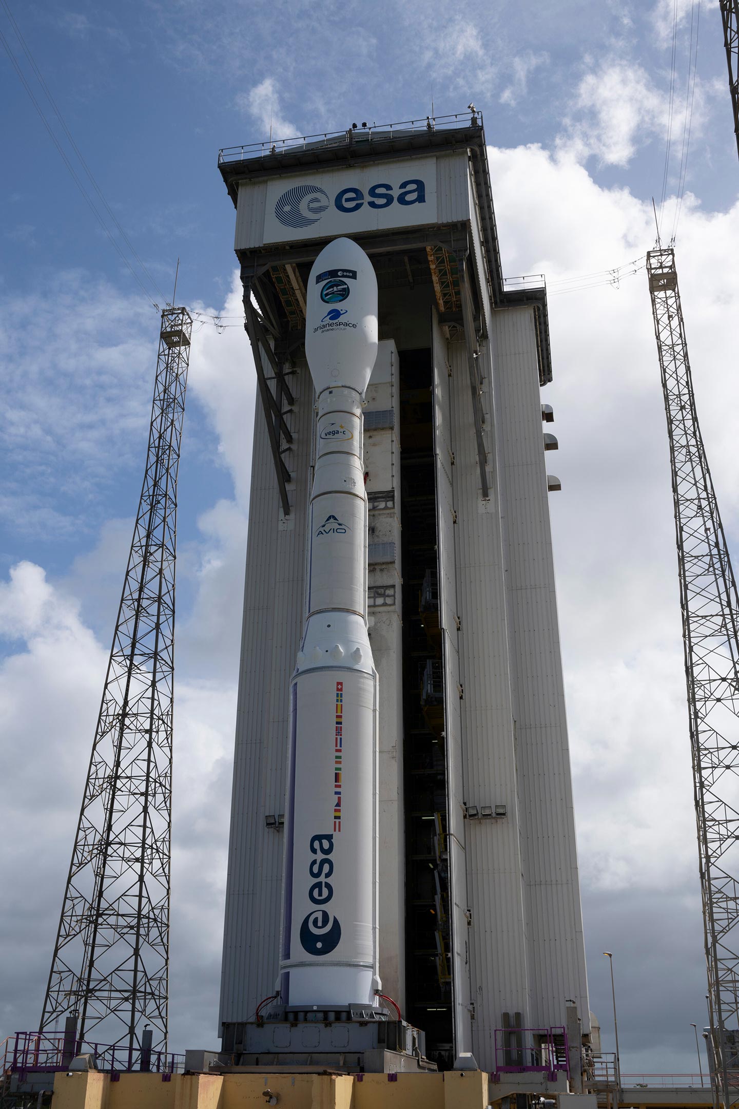 Rolling-Back-Mobile-Building-Around-Vega-C-for-Flight-VV25.jpg
