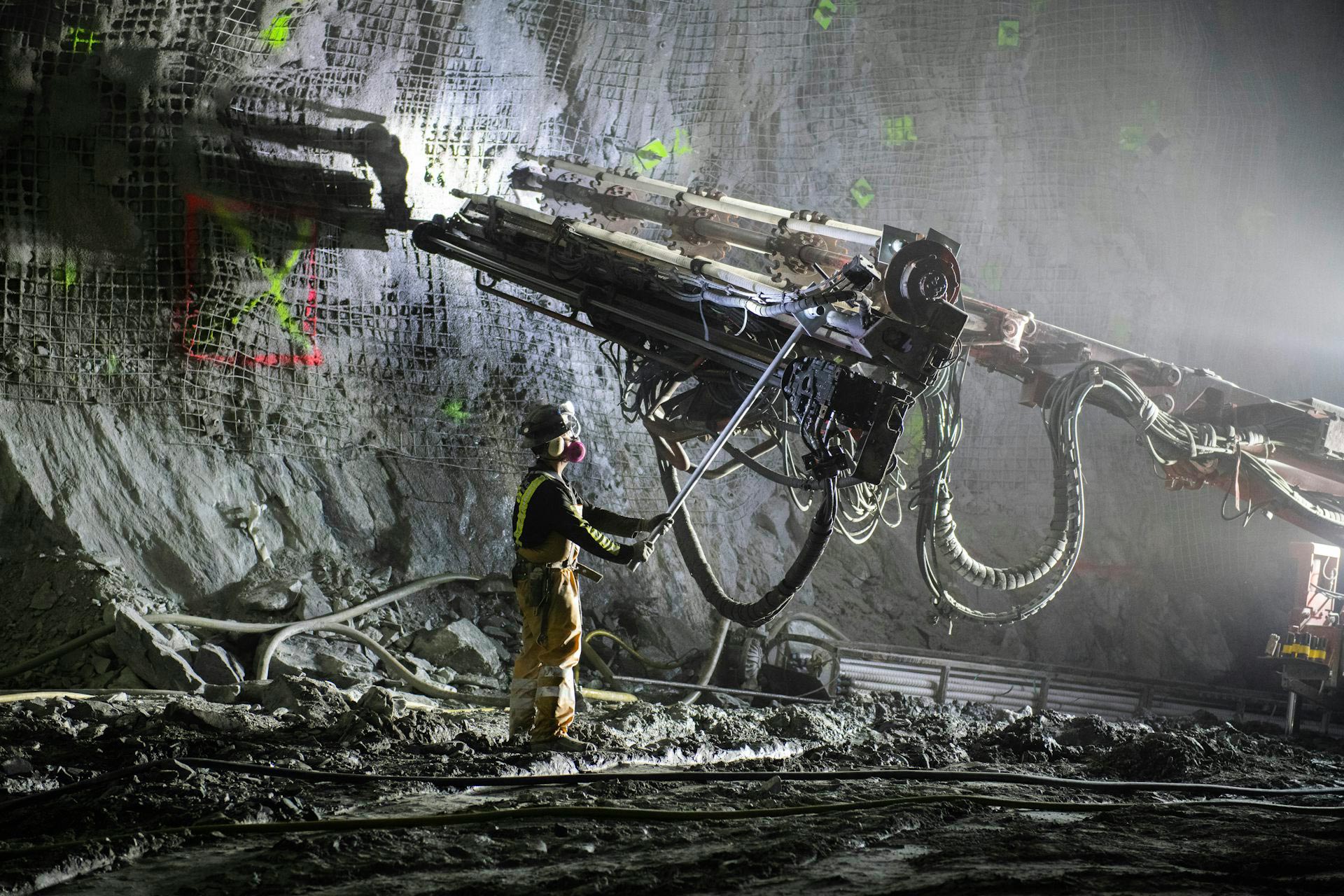 Workers-Excavate-Cavern-for-DUNE.jpg