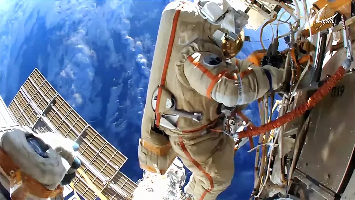Cosmonaut-Alexey-Ovchinin-Spacewalk.jpg