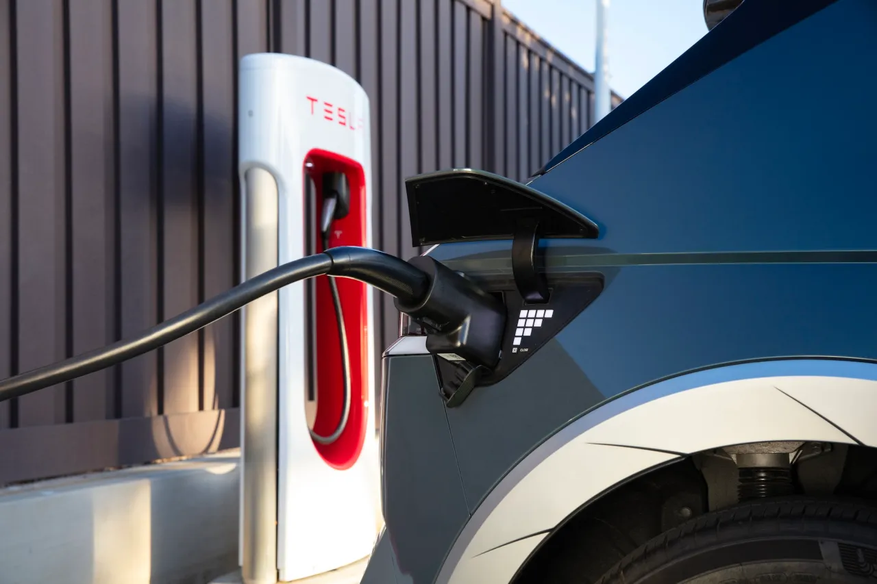 hyundai-tesla-charging.jog_.webp