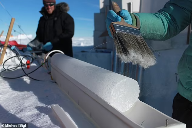 93590525-14236299-For_the_study_ice_cores_pictured_were_collected_from_various_loc-a-396_1735589336934_jpg（AVIF 图像，634x423 像素）.jpg