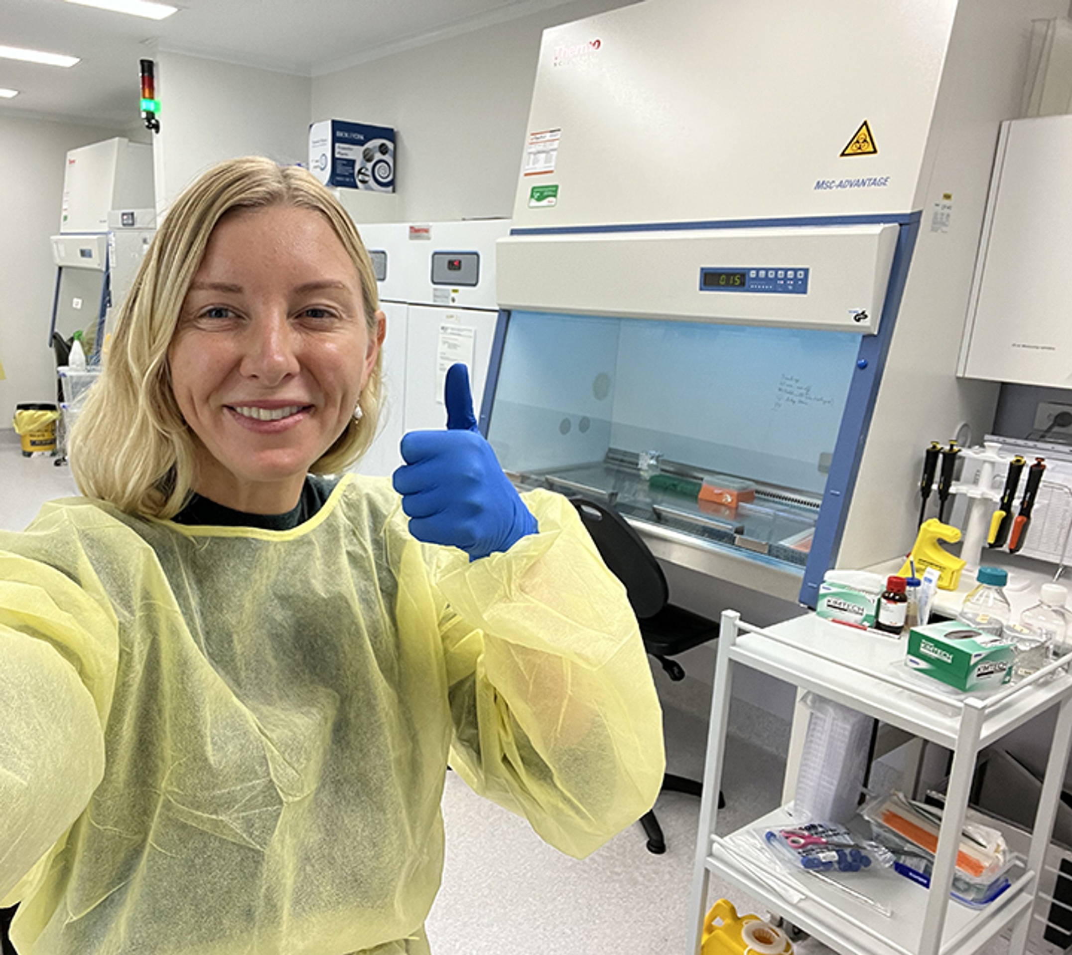 Kate-Summer-in-biosafety-lab_credit-Southern-Cross-University-low-res.jpg
