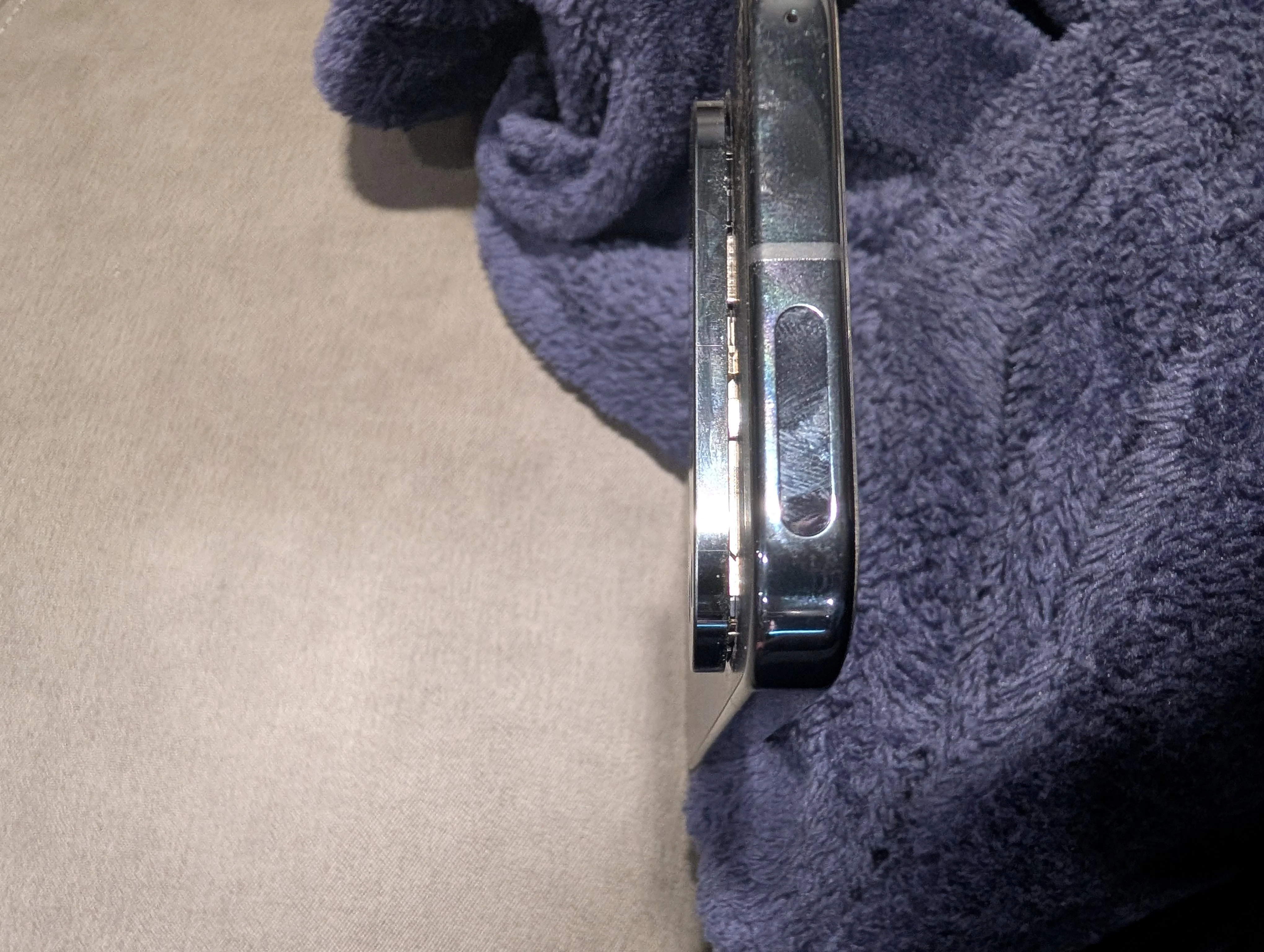 pixel-9-pro-camera-bar-is-separating-from-phone-v0-fmxpm2crr9fe1.webp