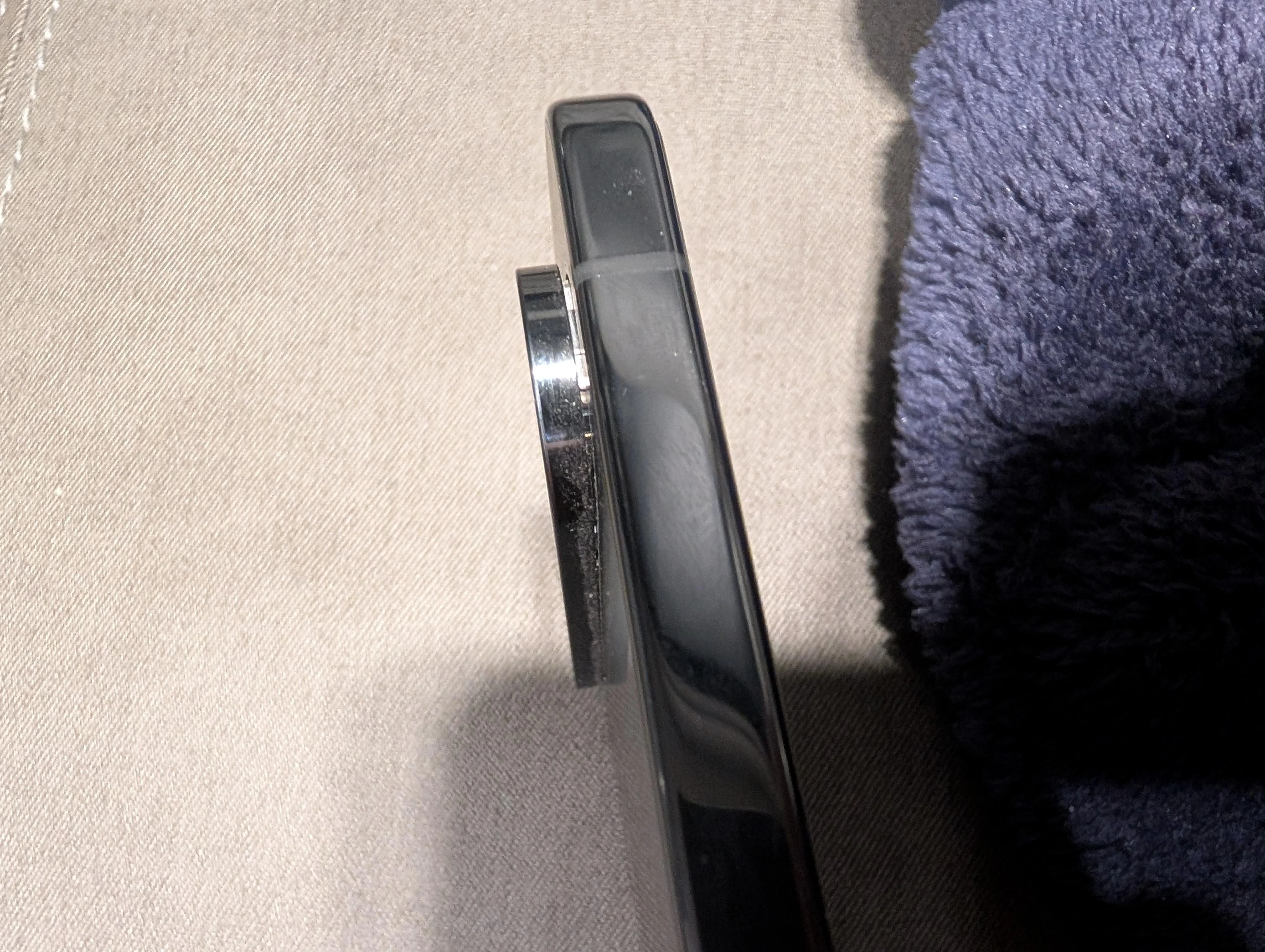 pixel-9-pro-camera-bar-is-separating-from-phone-v0-z4065aprr9fe1.webp