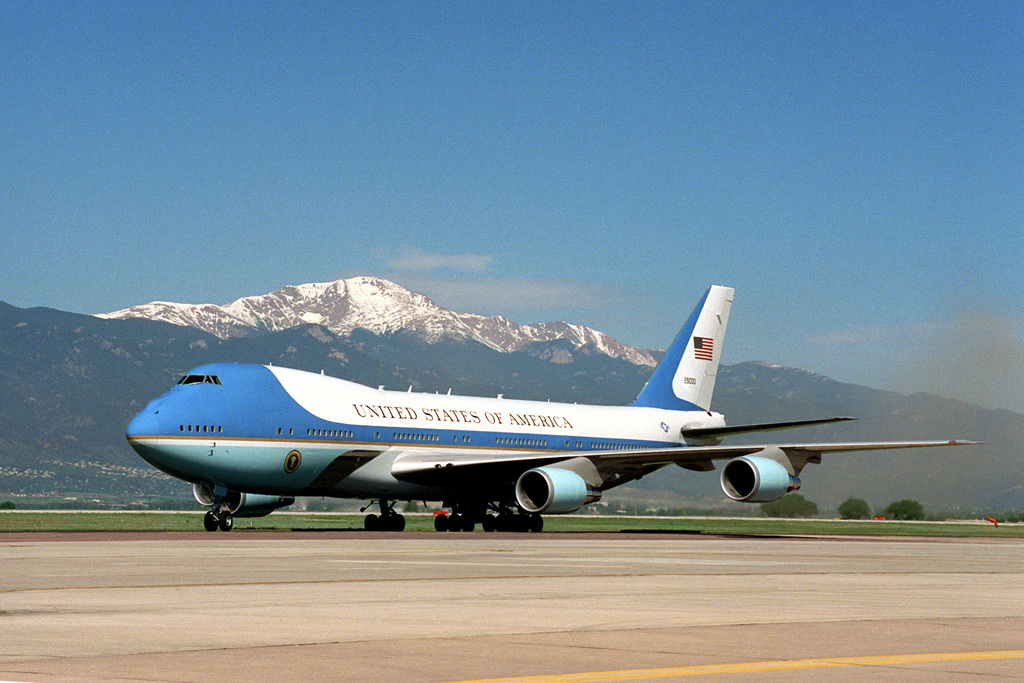 president-william-jefferson-clinton-is-aboard-air-force-one-vc-25-after-landing-dd1cd0-1024.jpg