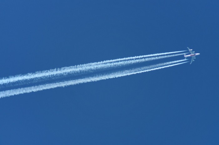 sky_airliner_condensation_trails_air_corridor-966368.jpg!d.jpg