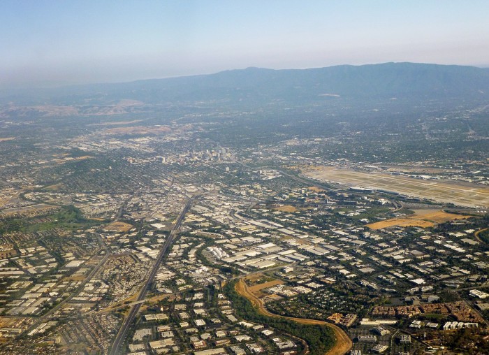 1600px-Silicon_Valley,_facing_southward_towards_Downtown_San_Jose,_2014.jpg