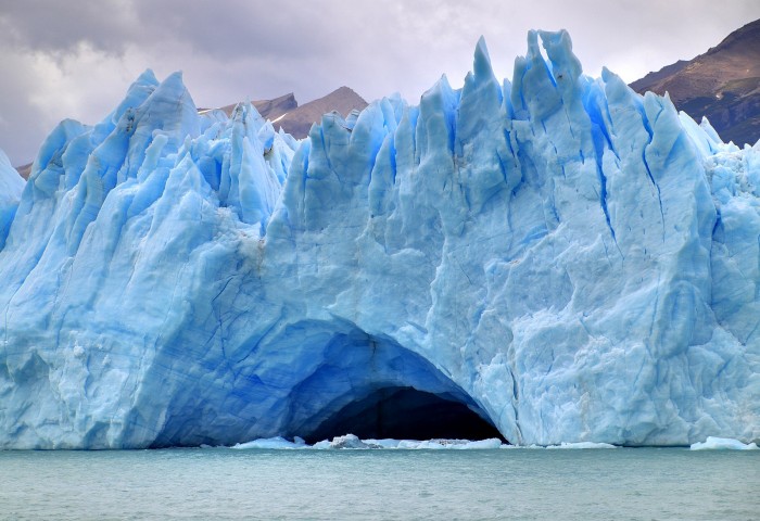 1600px-153_-_Glacier_Perito_Moreno_-_Grotte_glaciaire_-_Janvier_2010.jpg