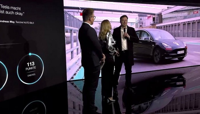 elon-musk-golden-steering-wheel-award-1.jpg