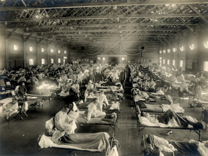 Emergency_hospital_during_Influenza_epidemic,_Camp_Funston,_Kansas_-_NCP_1603.jpg