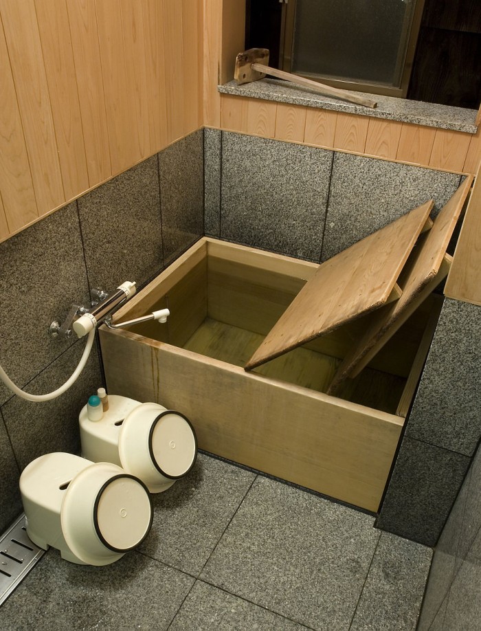 914px-Ofuro_at_Tamahan_ryokan,_Kyoto.jpg