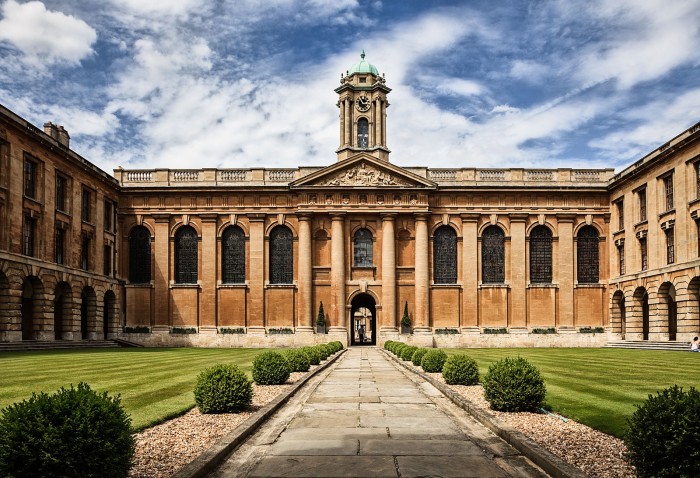1600px-Oxford_university_The_Queen's_College_by_Fenlio.jpg