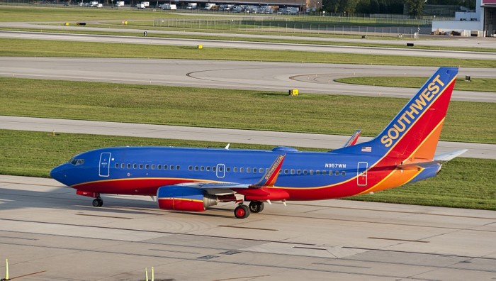 1024px-Boeing_737-700_of_Southwest_Airlines_preparing_to_Takeoff_KCMH_1.jpg