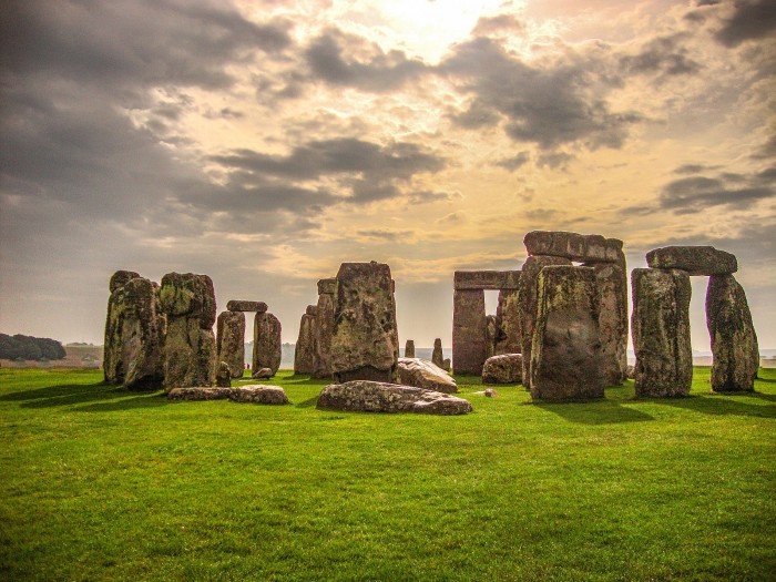 1600px-Stonehenge,_Wiltshire.jpg