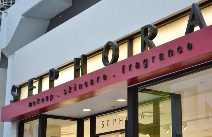 800px-Sephora_Store_at_Toronto_Eaton_Centre.jpg