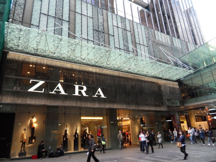 1600px-Zara_Store_Sydney.jpg
