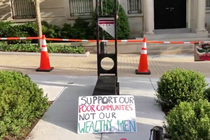 1593501022_Protesters-installed-guillotines-in-front-of-Jeff-Bezoss-home-in.jpg