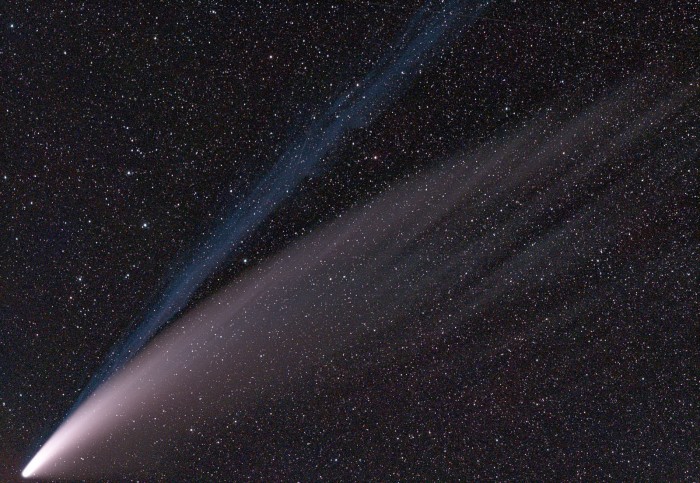 1920px-Comet_2020_F3_(NEOWISE)_on_Jul_14_2020_aligned_to_stars.jpg