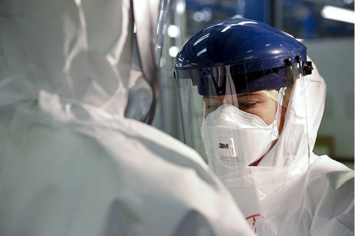 800px-Checking_Personal_Protective_Equipment_(PPE)_in_the_fight_against_Ebola_(15650272810).jpg