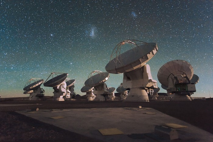 800px-The_Atacama_Large_Millimeter_Array_(ALMA)_by_night,_under_the_Magellanic_Clouds.jpg
