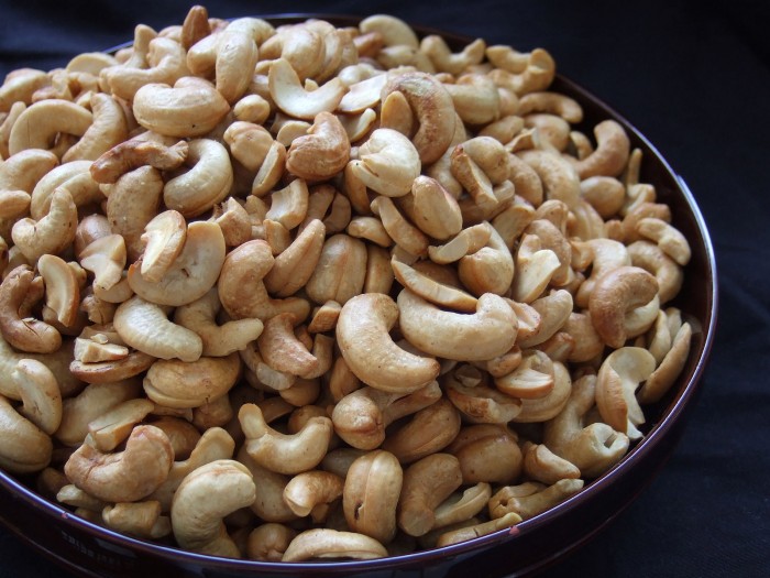 1600px-Cashew_nuts.JPG