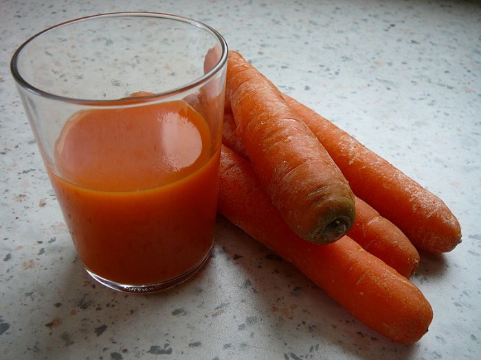 800px-GlassOfJuice_and_carrots.jpg