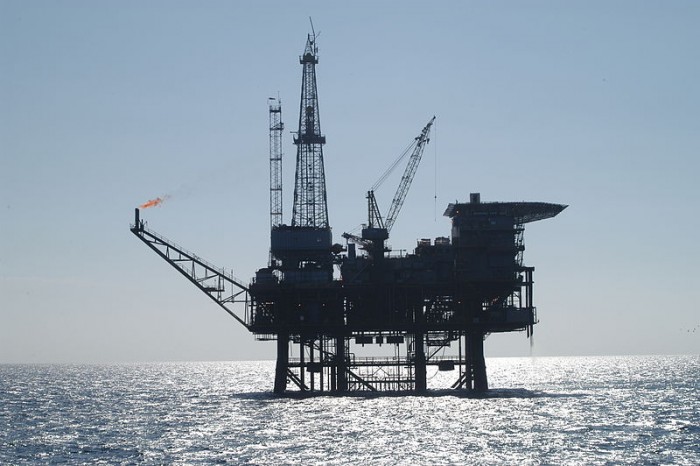 800px-Oil_platform_091756.3-lg.jpg