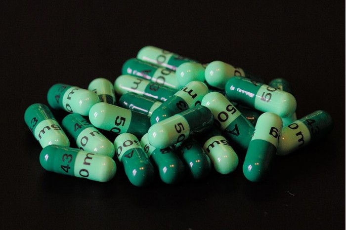800px-A_course_of_green_cefalexin_pills.jpg