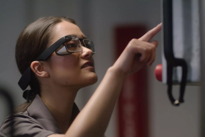 Screenshot_2020-10-15 Google Glass is adding Meet so remote supervisors can see through field workers’ eyes.png