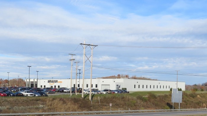 1600px-Amazon.com_Customer_Service_Center_(Huntington,_West_Virginia)_003.jpg