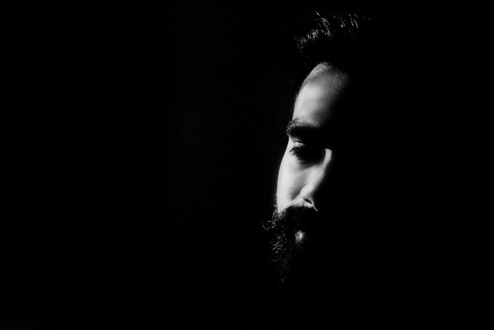 beard_black_and_white_dark_male_man_person-936534.jpg!d.jpg