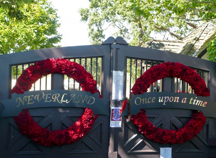 1600px-Neverland_Ranch's_gates.jpg