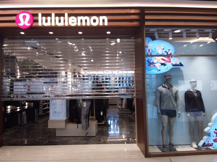 800px-HK_中環_Central_國際金融中心商場_IFC_Mall_shop_Lululemon_clothing_January_2020_SSG.jpg