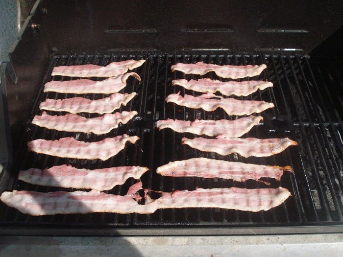 800px-Bbq_bacon_004.jpg