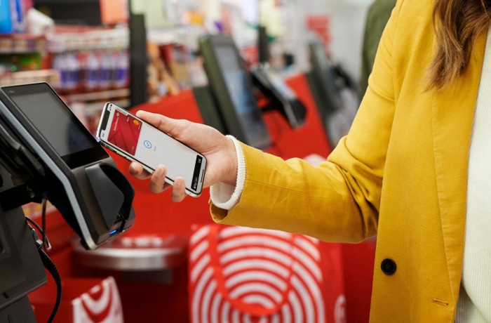 Apple-Pay-coming-to-partners-Customer-checking-out-with-Apple-Pay-at-Target-01222019.jpg