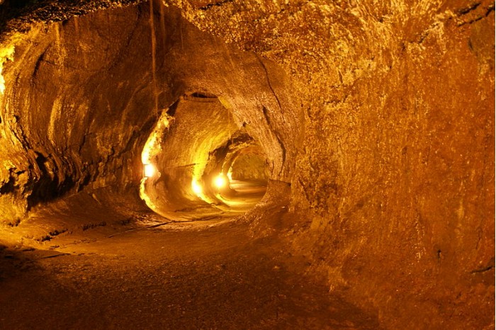 800px-2013.10.31.115234_Lava_tube_Volcanoes_National_Park_Hawaii.jpg