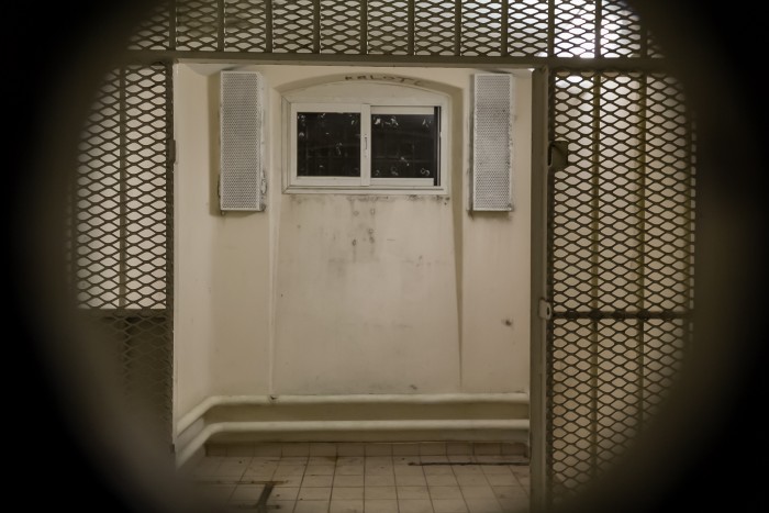 Cellule_du_quartier_d'isolement_de_la_prison_Jacques-Cartier,_à_travers_le_judas,_Rennes,_France.jpg