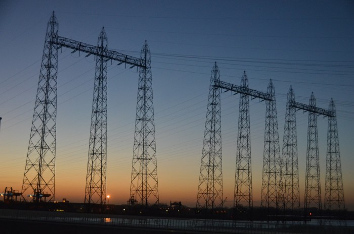 Power_grid_masts_besides_the_new_Waalbridge_Nijmegen_-_panoramio.jpg