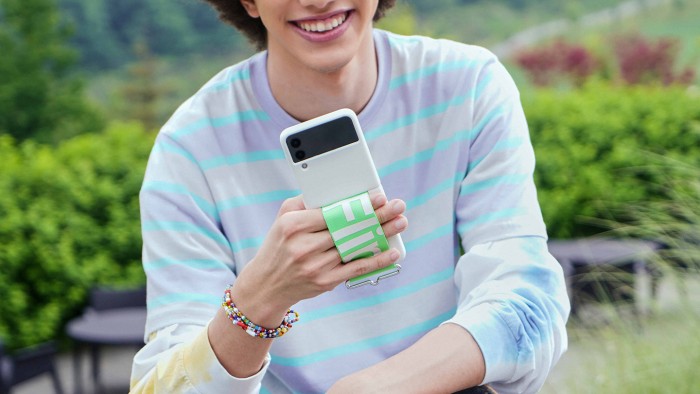 samsung-galaxy-z-flip-3-case-hold.jpg