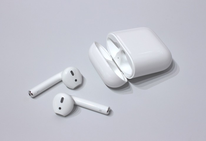 1600px-AirPods.jpg