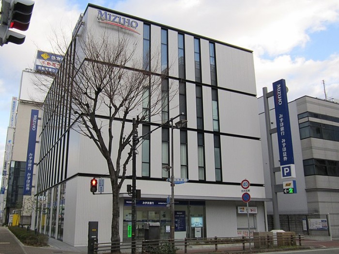 800px-Mizuho_Bank_Amagasaki_Branch.jpg