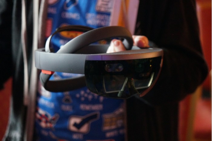1600px-MicrosoftHoloLensHeldInHand.JPG