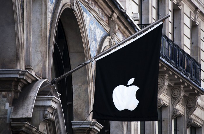 1600px-The_Apple_Store_Flag_5022877197.jpg