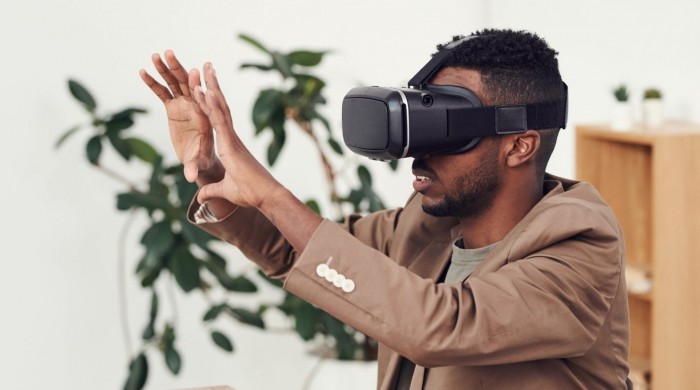 45851-89221-41213-79898-vr-headset-guy-Pexels-xl-xl.jpg