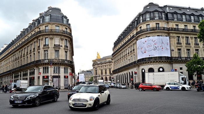 800px-Traffic_in_opposite_directions,_Paris_26_May_2014.jpg