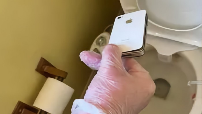 47188-91948-000-lead-iPhone-in-toilet-xl.jpg