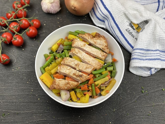 800px-Chicken_breast_on_Vegetables.jpg