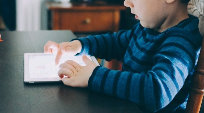48303-94302-39323-75237-child-ipad-pixabay-xl-xl.jpg