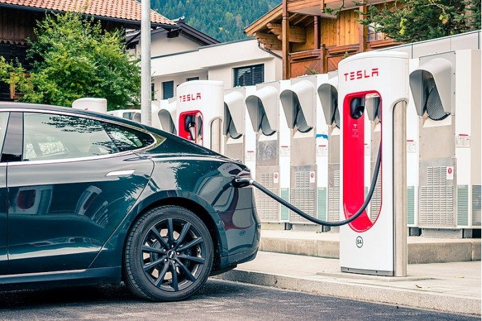 Tesla_Supercharger_in_Flachau_Österreich_05.jpg