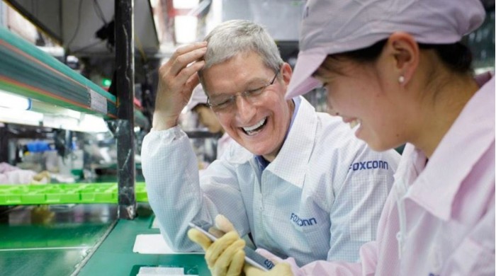 35864-66178-cook-foxconn-visit-xl.jpg
